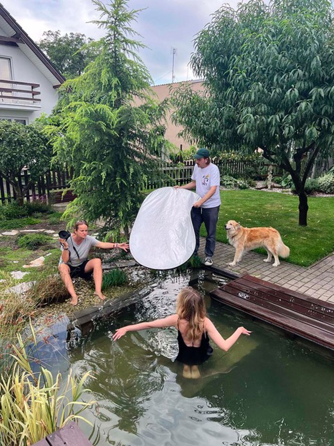 Autorka kalendáře, fotografka Lenka Hatašová, měla s Elizavetou původně jiný záměr a herečka strávila pár hodin sezením v jezírku.