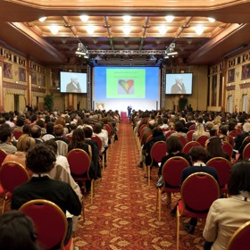 Charismatická dáma ze slavné francouzské rodiny lékárníků přednáší o homeopatii po celém světě.