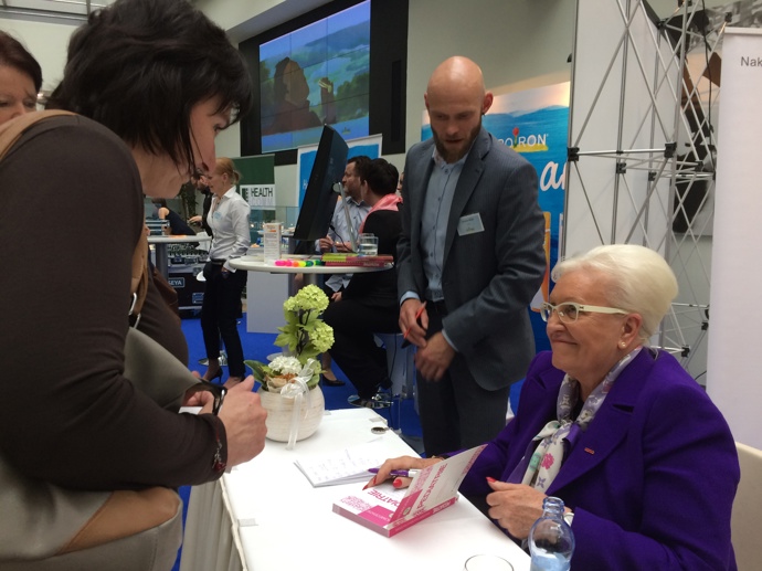 Michèle Boiron přednášela v roce 2017 na homeopatické konferenci v Praze.