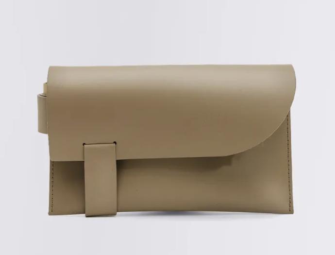 Udržitelnost a styl ctí modely nabízené značkou Freshlabels, v nabídce najdete i tuto ledvinku. (4 890 Kč)