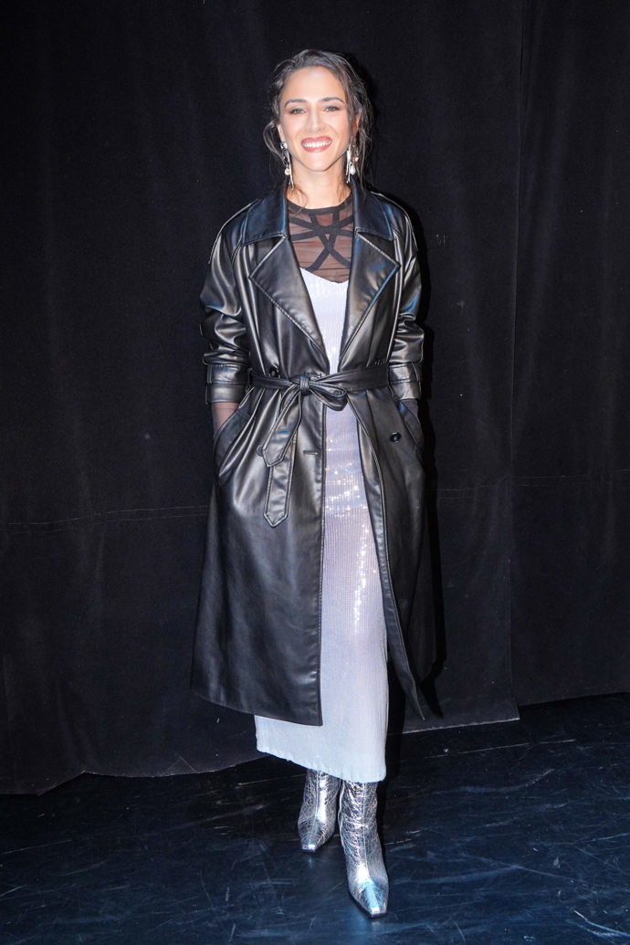 Eva Burešová skryla třpytivý outfit s průhlednými prvky pod trendy trenčkot z umělé kůže.
