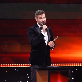 Loni si Marek Ztracený slavíka přebíral v sametovém smokingu, košili s kontrastními ozdobnými knoflíky a motýlku. Přesně podle pravidel dress codu Creative black tie .