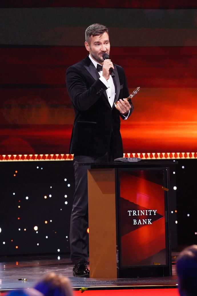 Loni si Marek Ztracený slavíka přebíral v sametovém smokingu, košili s kontrastními ozdobnými knoflíky a motýlku. Přesně podle pravidel dress codu Creative black tie .