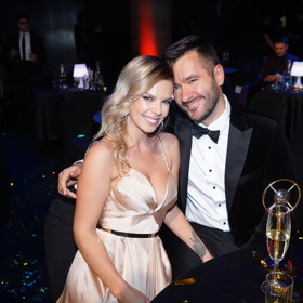 Na ceremoniál jej doprovodila partnerka a dnes i manželka Marcela. která zvolila třpytivé taftové šaty ve výstižném zlatavém tónu.