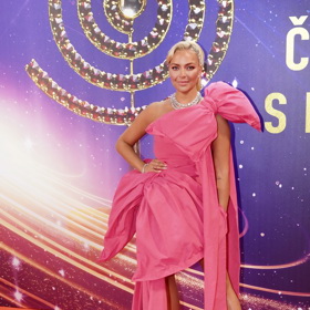 Opulentní kreaci předvedla na červeném koberci Fóra Karlín zpěvačka Markéta Konvičková. Róbu z dílny návrhářky Debbie Brown jako obvykle zdobily nepřehlédnutelné prvky, tentokrát v podobě obřích mašlí i vlečky navazující na krátkou sukni.