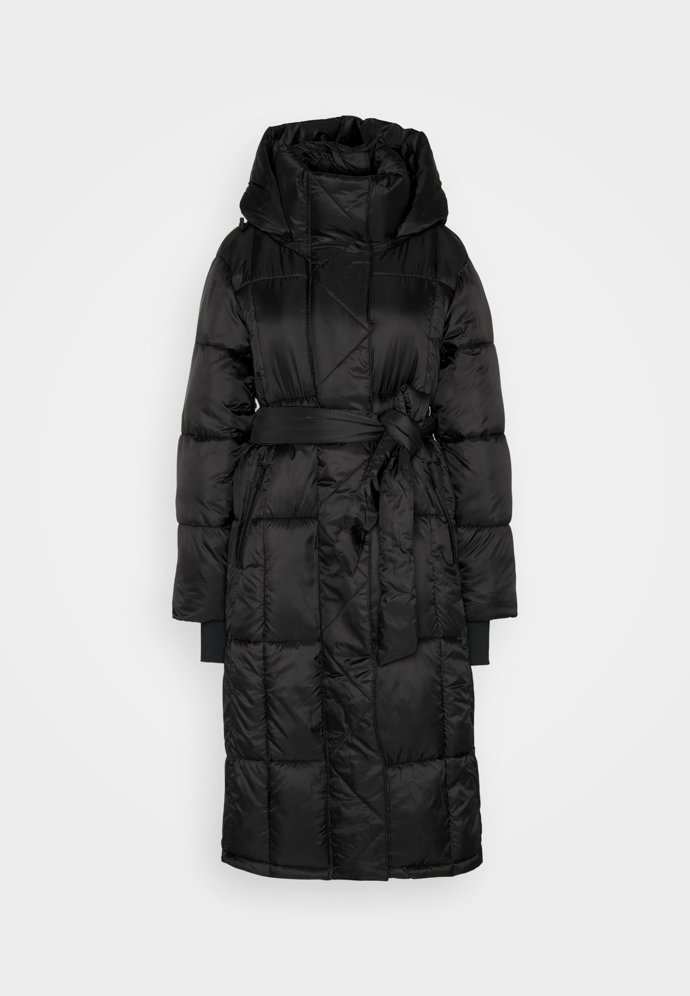 Péřová bunda s vysokým límcem GAP, 4 699 Kč.