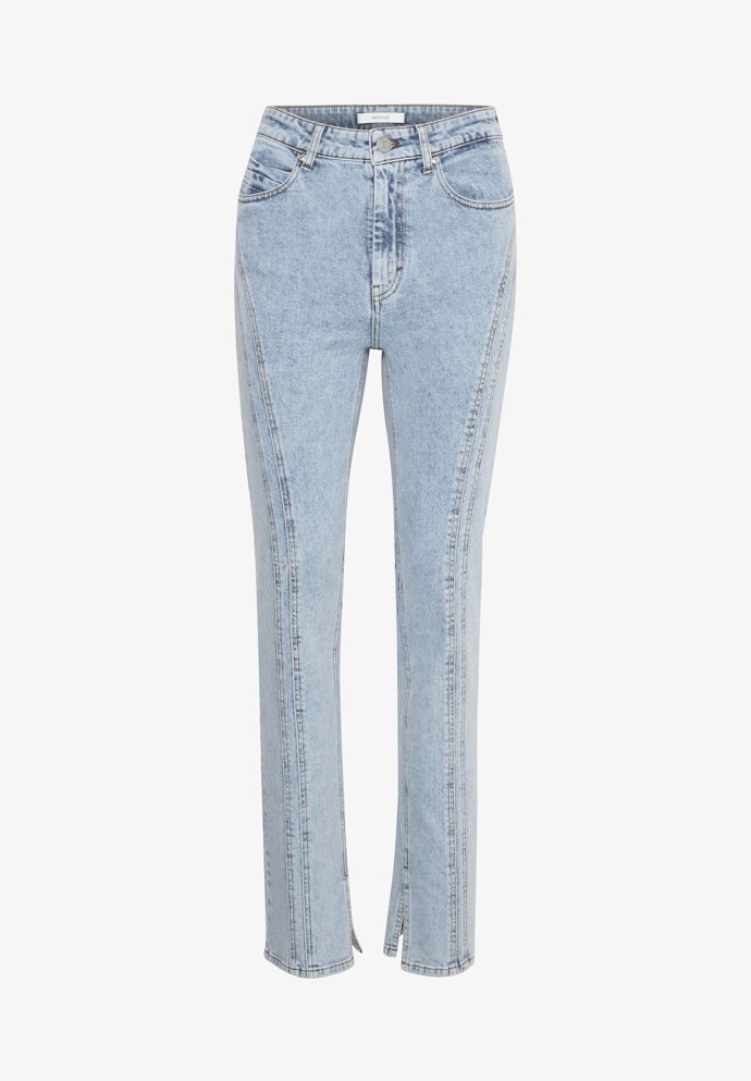 Světlý tón, vertikální členění, rozparky v rovných délkách nohavic, střih vhodný pro ženy s postavou bez nápadnějších křivek. (Gestuz, 2 490 Kč)