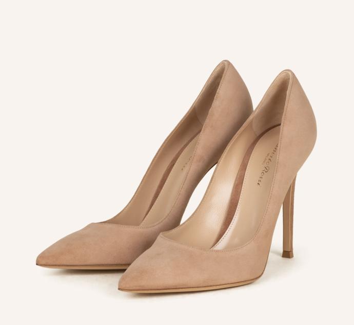 Kate MIddleton miluje pár béžových lodiček z broušené kůže značky Gianvito Rossi, stojí v přepočtu 16 390 Kč.