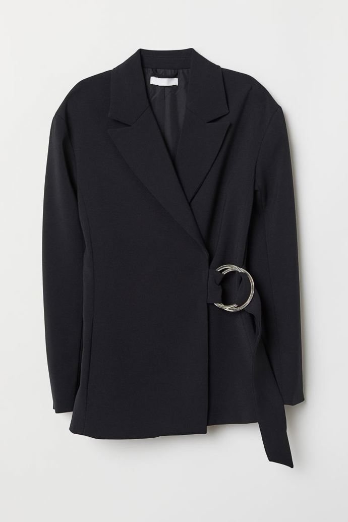 Sako se zavinovacím efektem a přinechaným páskem, H&M, 1 299 Kč