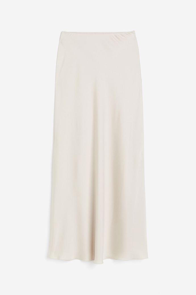 Saténová midi sukně je must have letošního roku, využijete ji i na podzim. (H&M, 999 Kč)