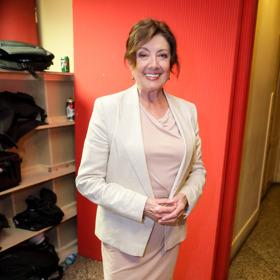 Marie Rottrová si rozumí i s tlumenějšími pastelovými odstíny, třeba pudrově růžovou. Pouzdrové šaty s lehkým leskem doladilo smetanově béžové sáčko a opět nelze než konstatovat, jak šťastnou ruku měla zpěvačka při volbě svého slušivého outfitu.