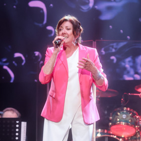 Stejně slušivě dopadnou i kombinace s pestrými odstíny. Overal s draperiovým prvkem doplnilo sako ve výrazném růžovém tónu a svou nositelku jednoznačně rozzářilo.