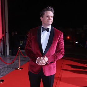 Pochvalu od stylistky Nikoly Markové si vysloužil i Ondřej Brzbohatý, který zvolil smoking z červeného sametu. 