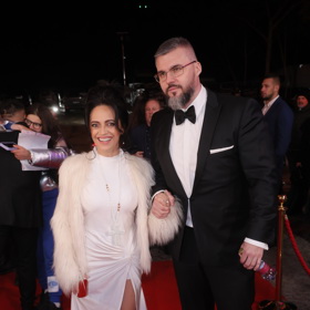 Duo Poner obléklo také zpěvaččina partnera Radka Filipiho. Oba spolu náramně ladili.