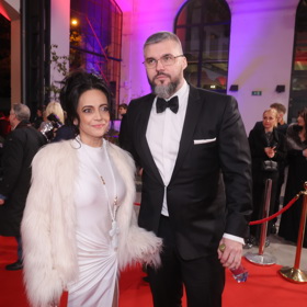 "Bílá barva na Bílé skvěle funguje," pochvalují si Poneři a jsou nadšení tím, že Lucie po letech upustila od své oblíbené černé barvy a dala prostor bílé.