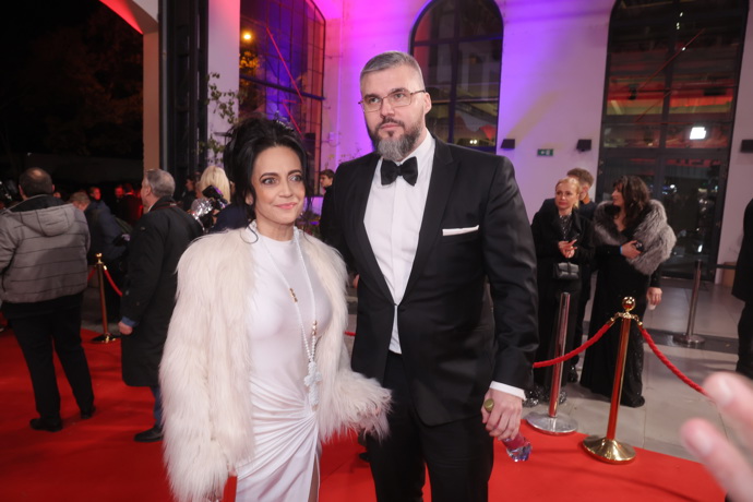 "Bílá barva na Bílé skvěle funguje," pochvalují si Poneři a jsou nadšení tím, že Lucie po letech upustila od své oblíbené černé barvy a dala prostor bílé.