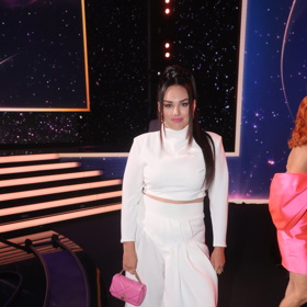 Na slavnostní vyhlášení dorazila v bílém crop topu s rolákem a dlouhými rukávy doplněném palazzo kalhotami stejné barvy. Nevšimnout si nešlo ani výrazně růžové kabelky a slušivého hladkého účesu.