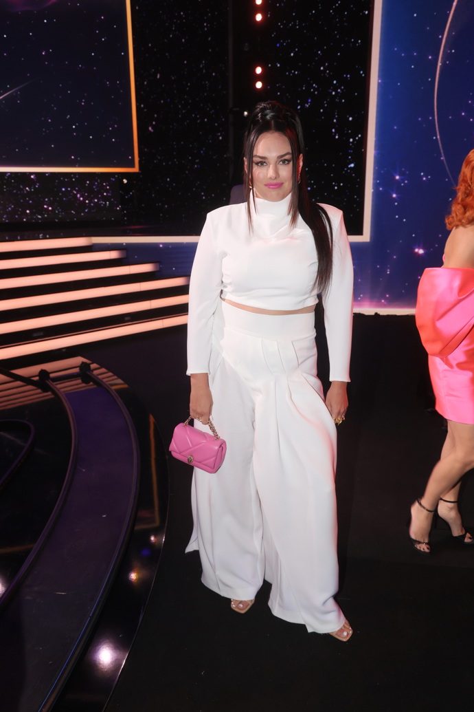 Na slavnostní vyhlášení dorazila v bílém crop topu s rolákem a dlouhými rukávy doplněném palazzo kalhotami stejné barvy. Nevšimnout si nešlo ani výrazně růžové kabelky a slušivého hladkého účesu.