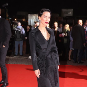 Loni Radkana slavíky dorazila v zajímavém zavinovacím plášti a třásňovým detailem a vázačkou.