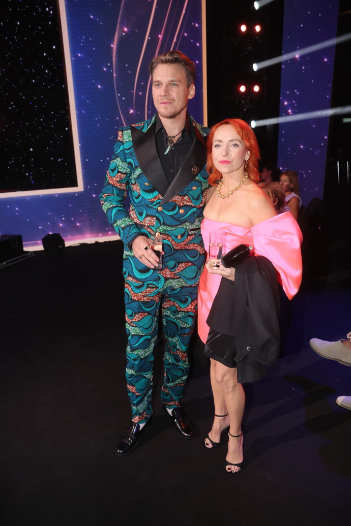 Vojtěch Dyk aTatiana Dyková v outfitech, které dohromady sladil stylista Dušan Chrástek.