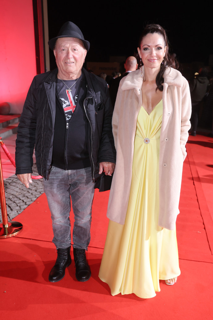 Muzikant Petr Janda podobně jako Richard Genzer poněkud podcenil dress code.
