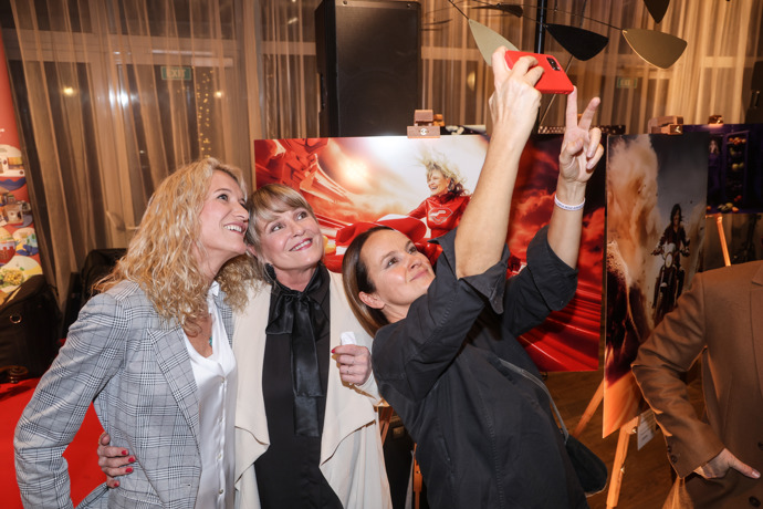 Lenka Hatašová, Chantal Poullain a Monika Navrátilová během slavnostního představení společného díla. 