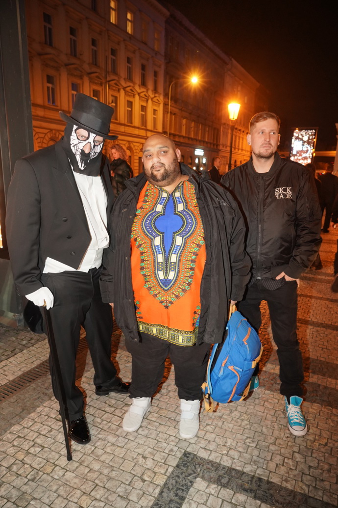 Nechvalně na sebe na Českém slavíkovi upozornil také raper Řezník. Pro jistotu přišel v masce. 