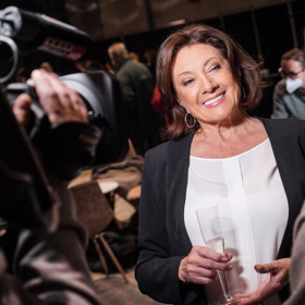 Okouzlující oslavenkyně Marie Rottrová disponuje vedle sametového hlasu také charismatickým šarmem a vytříbeným vkusem.