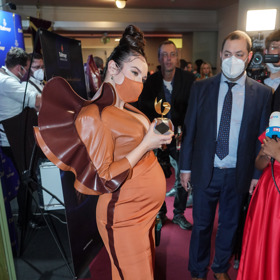 V minulosti jsme mohli vidět Ewu Farnou v kožených šatech s 3D aplikacemi.