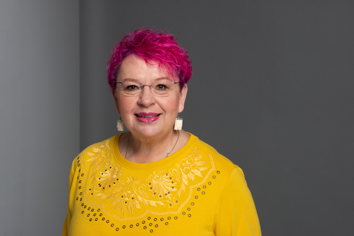 Fanoušci ji nazývají růžovou babou - a jí to vůbec nevadí. Ona je zase oslovuje cukroušci. 