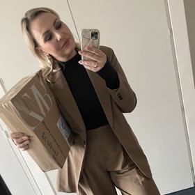 Jako první jsem vyřadila staré kousky a zabalila je do praktické krabice z nákupů v Zaře. Dbejte na správné rozměry krabice, které vám skvěle napoví stránky eshop-genesis.