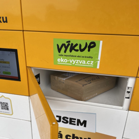 Přes vlastní kód jen vložíte krabici do boxu a vyčkáte, až se vám za poslané kousky přičtou body k nákupům jiných oděvů.