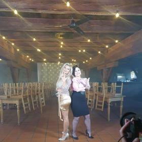 Lucie Borhyová  ukázala ve videoklipu krásné nohy.