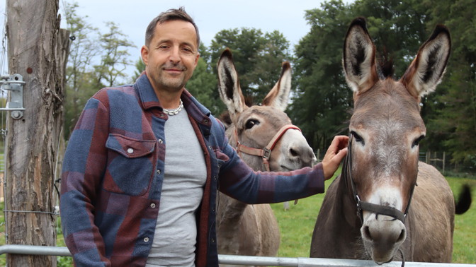 Tomáš Krejčíř a jeho těhotná oslice: Každé dvě hodiny k ní vstáváme, když to bude kluk, půjde do světa