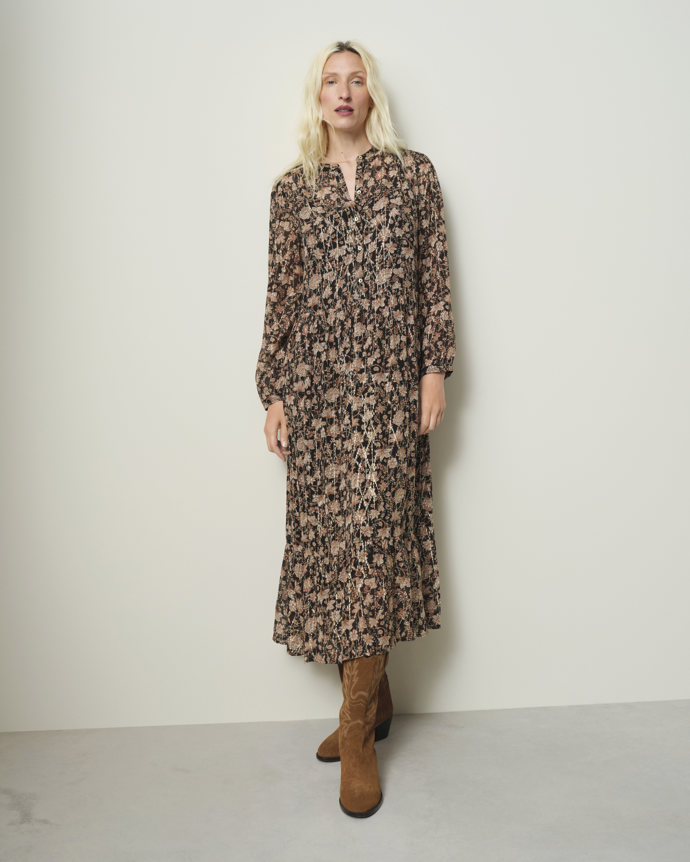 Když vzory, pak co nejdrobnější. Souvisí totiž aktuálně s oblíbeným stylem boho. Šaty v midi délce v neutrálních tónech dolaďte kovbojskými botami a efekt přidávání let nemá šanci. (John Lewis) 