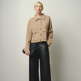 Nadměrné a oversize modely jsou fajn, příliš prostoru jim ale nedopřávejte. Dobře padnoucí oblečení podporující vaše křivky oceníte v mnoha líbivých kombinacích. (John Lewis)