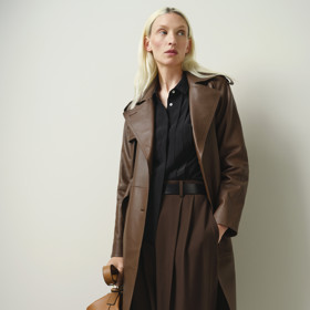 Místo komplexní černé módy zkuste hnědou. A klidně v provedení z kůže či eko kůže. Základem úspěchu jsou kvalitní materiály i střihy, košili noste s odlehčenou rozhalenkou. (John Lewis)