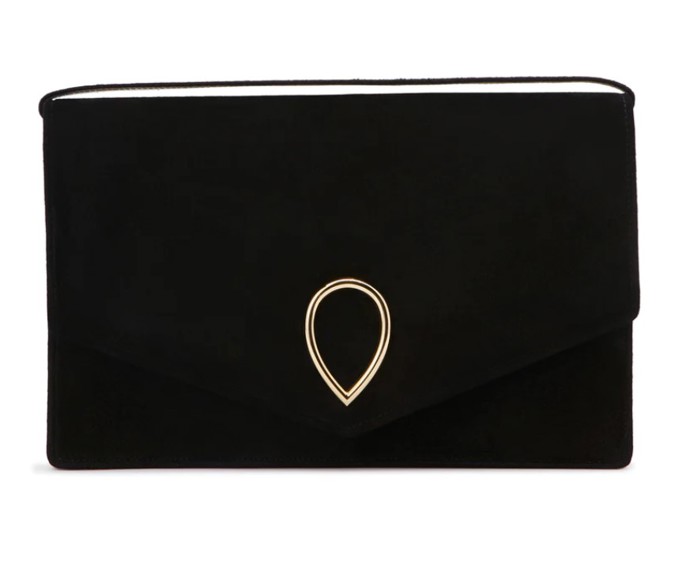 Nově měla Kate naopak černou semišovou kabelku z dílny Jennifer Chamandi za 20 tisíc korun...