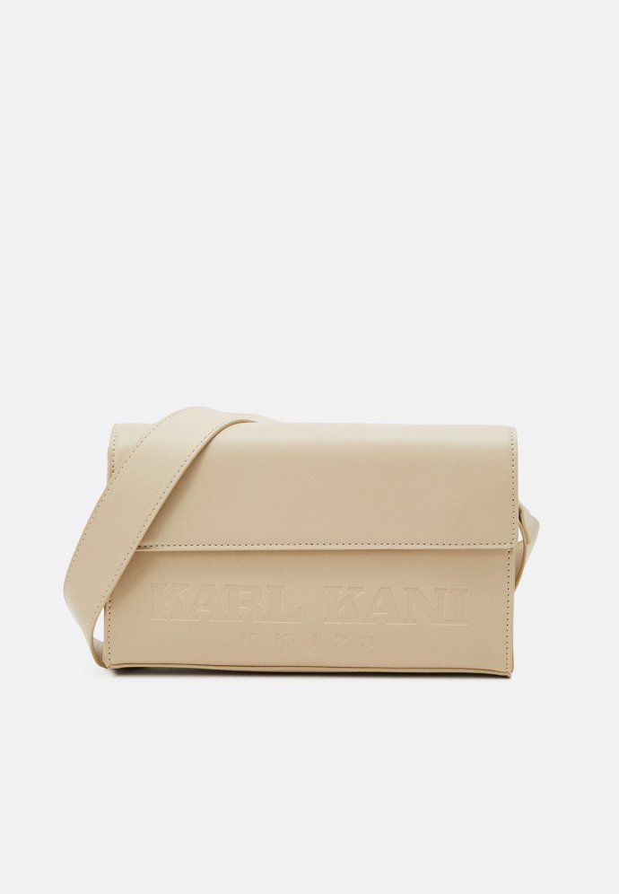 Uhlazený vzhled bez příkras, ledvinka značky Karl Kani. (1 800 Kč)