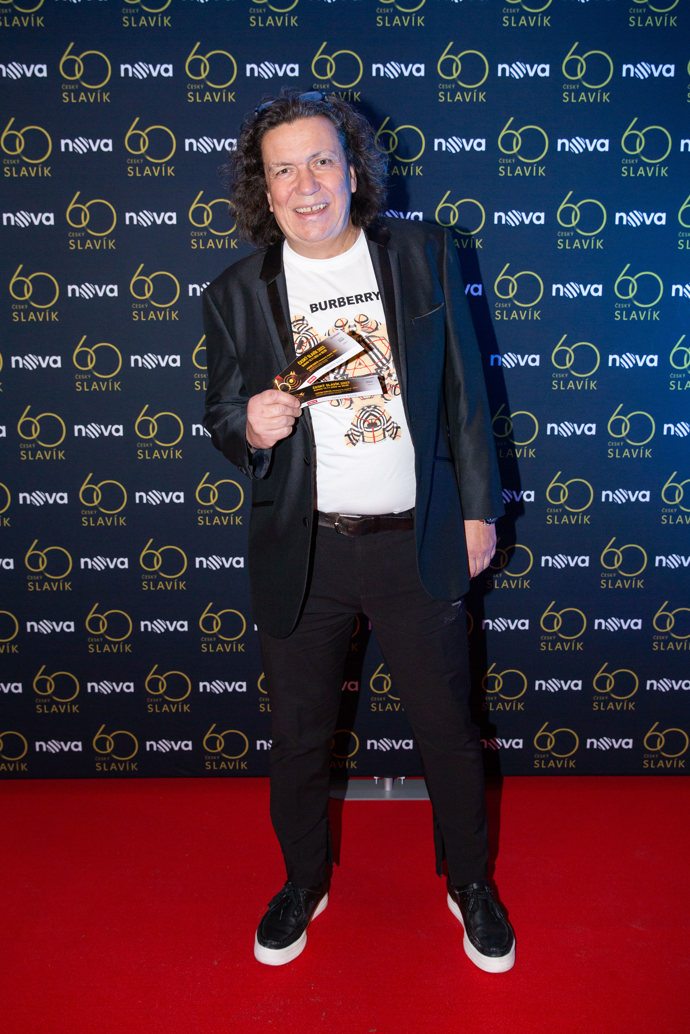 Komik Richard Genzer šokoval televizní diváky v roce 2022, když se mezi hosty objevil v obyčejném tričku s potiskem. Nutno dodat, že nebyl jediný. 