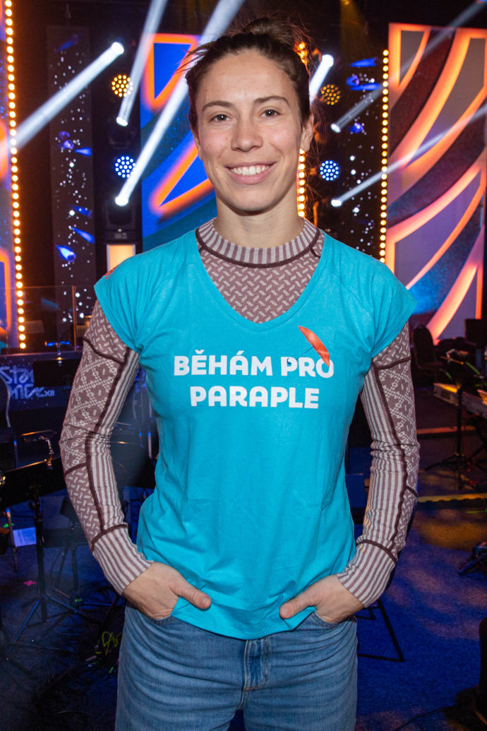 Eva Adamczyková přišla předávat šek pro Centrum Paraple bez špetky make-upu.