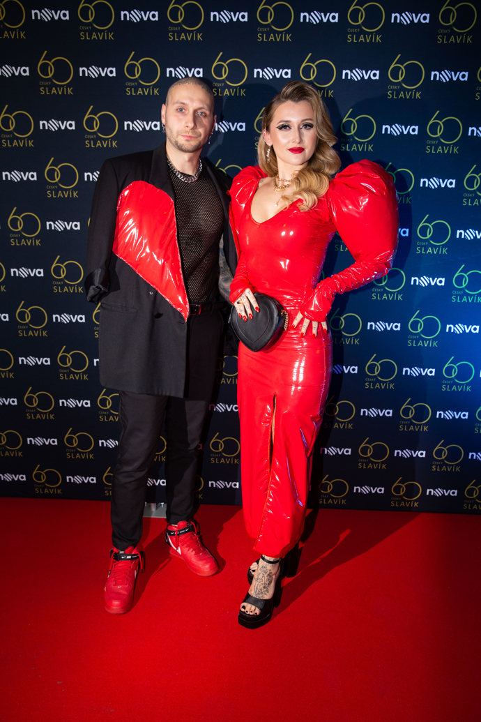 Oba byli dokonale sladění a Sharlotu Blakk v latexové róbě od návrhářky Debbie Brown rozhodně nešlo přehlédnout.