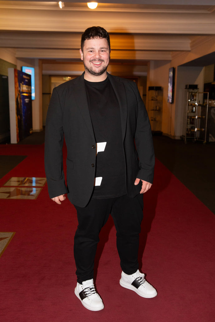 Zpěvák Martin Schreiner na sebe upozornil zářivě bílými teniskami. 