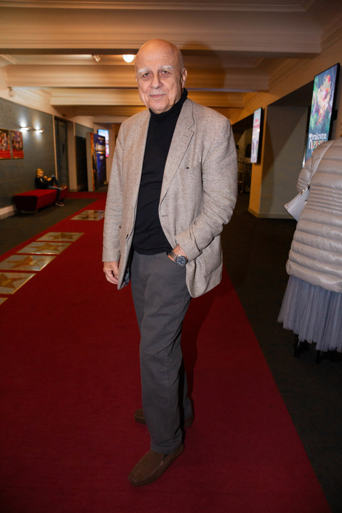 Autor muzikálu Močál Story Ivan Mládek si vystačil s béžovým sakem a černým rolákem.