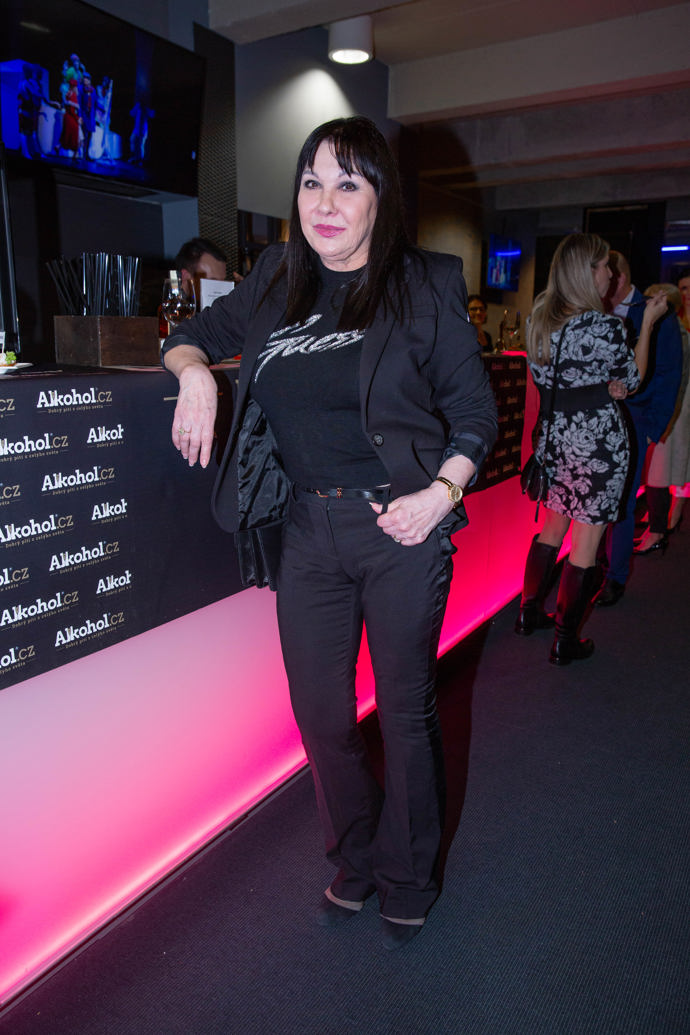 Herečka Dagmar Patrasová se na premiéru oblékla velmi neformálně. Vystačila si s černým tričkem, sáčkem a černými kalhotami. 