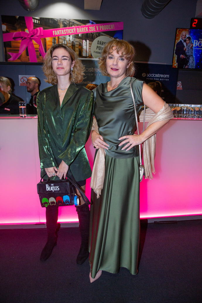 Maminku přišla podpořit dcera, herečka Anna Dvořáková. Také ona se zahalila do zelené.