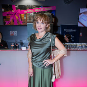 Herečka Barbora Munzarová oblékla na premiéru muzikálu, ve kterém hraje, zelené saténové šaty.
