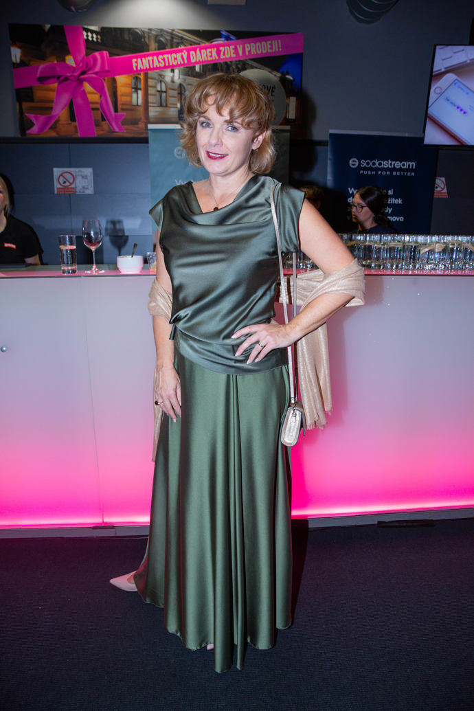Herečka Barbora Munzarová oblékla na premiéru muzikálu, ve kterém hraje, zelené saténové šaty.