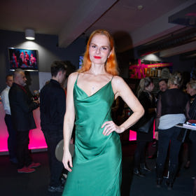 Herečka Iva Pazderková vynesla zelené saténové šaty bez podprsenky, které doplnila fialovými střevíčky.