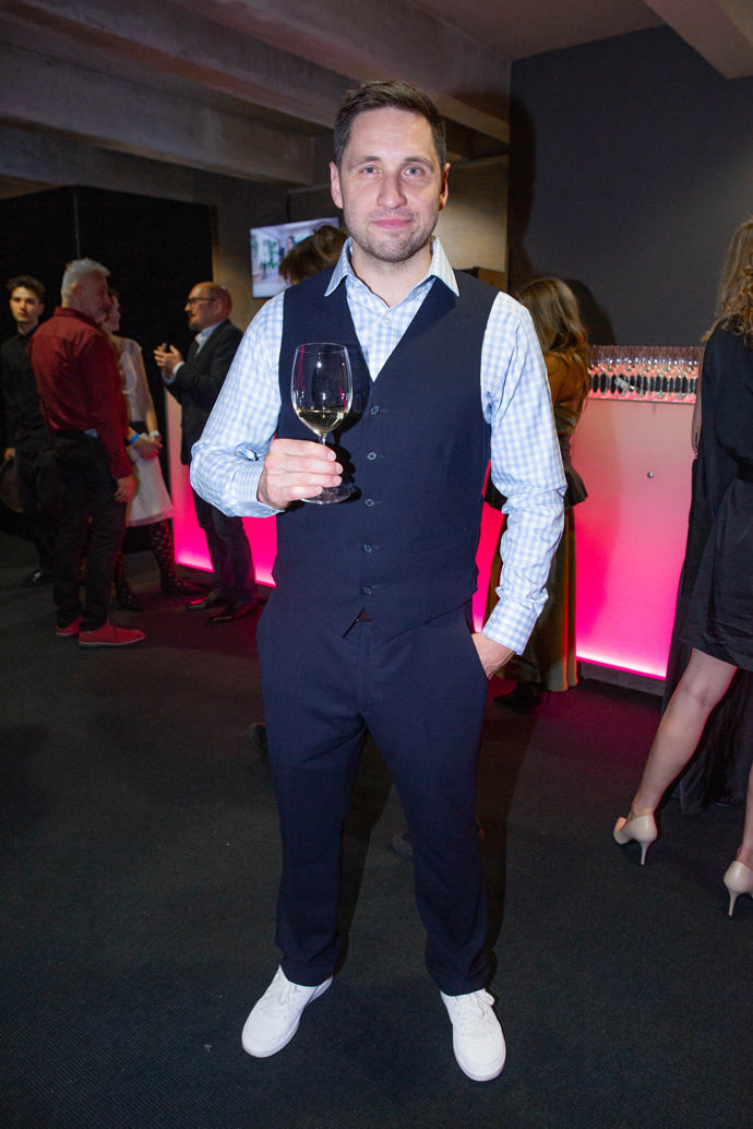 Herec Martin Písařík oblékl slušivou tmavě modrou vestu a kostkovanou košili. Komplet doplnil bílými teniskami.